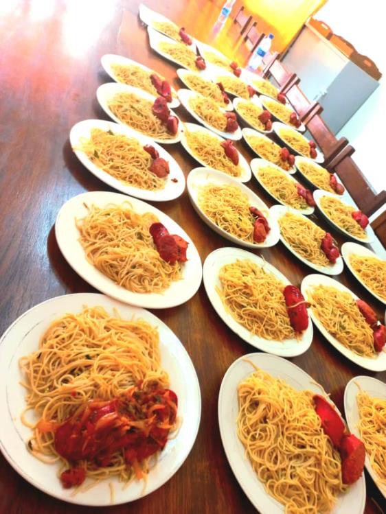 Assiettes de pâtes préparées pour le personnel