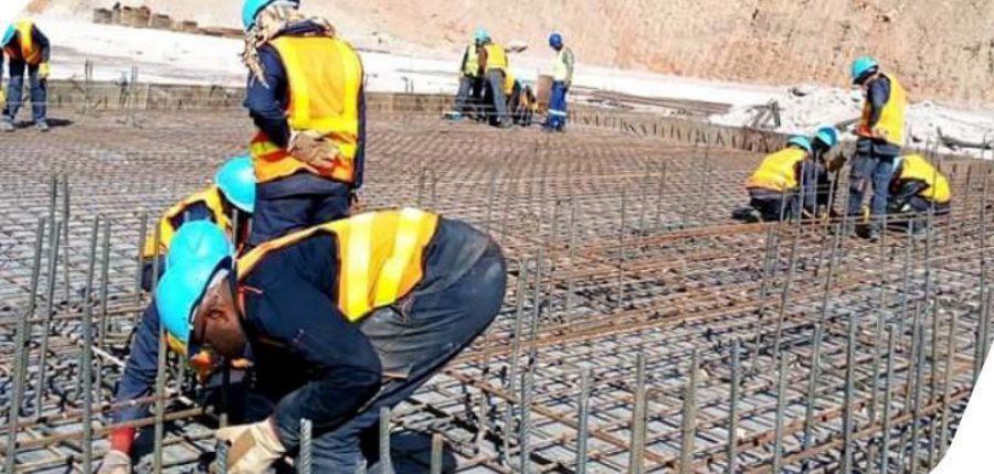 Ouvriers Nashal posant un ferraillage